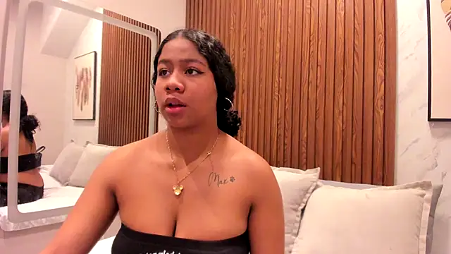 Snapshot of Sofi_Fox_ chatting on 12/16/25, 06:01 Sofi Fox online show from 12/16/25, 06:01