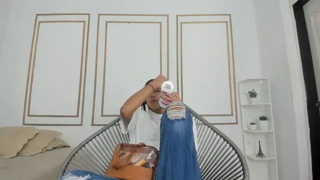 Snapshot of natalia_aguirre1 chatting on 09/27/25, 12:22 natalia aguirre1 online show from 09/27/25, 12:22