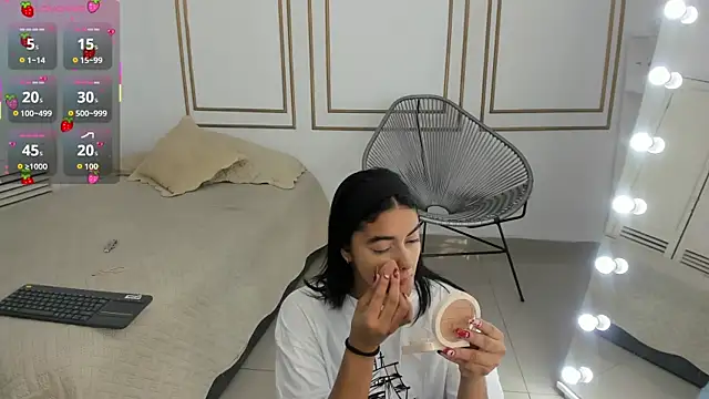 Snapshot of natalia_aguirre1 chatting on 09/21/25, 12:21 natalia aguirre1 online show from 09/21/25, 12:21