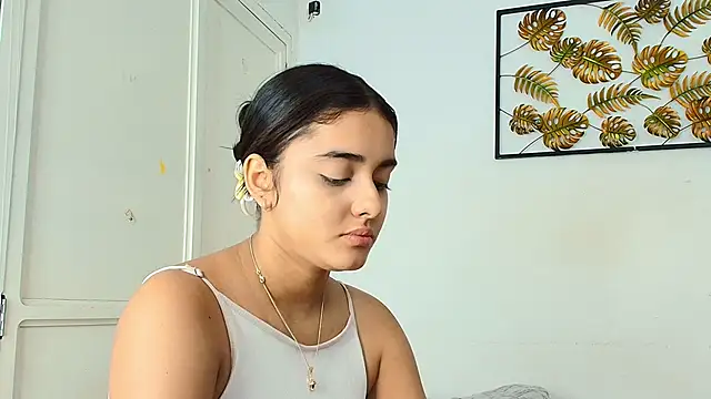 Snapshot of natalia_aguirre1 chatting on 09/22/25, 01:28 natalia aguirre1 online show from 09/22/25, 01:28