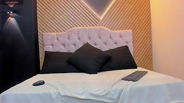 Snapshot of VickyJohnson1 chatting on 12/01/25, 08:32 VickyJohnson1 online show from 12/01/25, 08:32