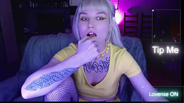 Snapshot of mischellemeow13 chatting on 05/15/26, 10:52 mischellemeow13 online show from 05/15/26, 10:52