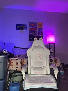 Snapshot of loveluna8 chatting on 03/13/25, 12:24 loveluna8 online show from 03/13/25, 12:24