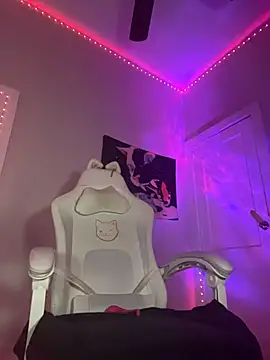 Snapshot of loveluna8 chatting on 10/25/25, 11:53 loveluna8 online show from 10/25/25, 11:53