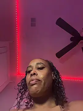 Snapshot of loveluna8 chatting on 11/25/25, 11:05 loveluna8 online show from 11/25/25, 11:05