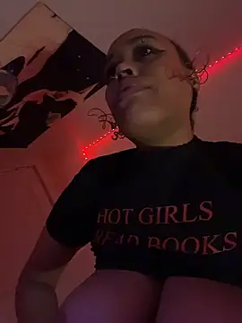 Snapshot of loveluna8 chatting on 11/10/25, 09:58 loveluna8 online show from 11/10/25, 09:58