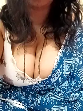Snapshot of MONA_DARLING31 chatting on 06/18/26, 04:22 MONA DARLING31 online show from 06/18/26, 04:22