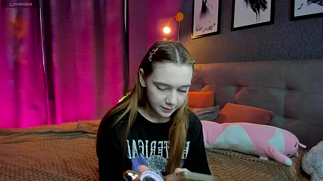 Snapshot of Lesi_Moonie01 chatting on 11/20/25, 09:21 Lesi Moonie01 online show from 11/20/25, 09:21