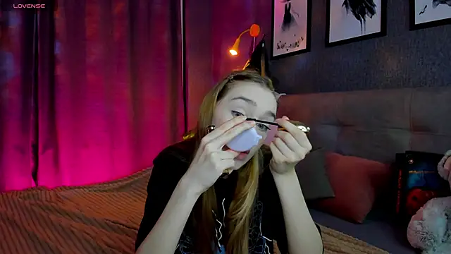 Snapshot of Lesi_Moonie01 chatting on 10/28/25, 08:35 Lesi Moonie01 online show from 10/28/25, 08:35