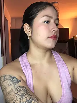 Snapshot of EmmaRossem chatting on 12/04/25, 07:35 EmmaRossem online show from 12/04/25, 07:35