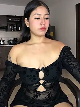 Snapshot of EmmaRossem chatting on 11/05/25, 07:39 EmmaRossem online show from 11/05/25, 07:39