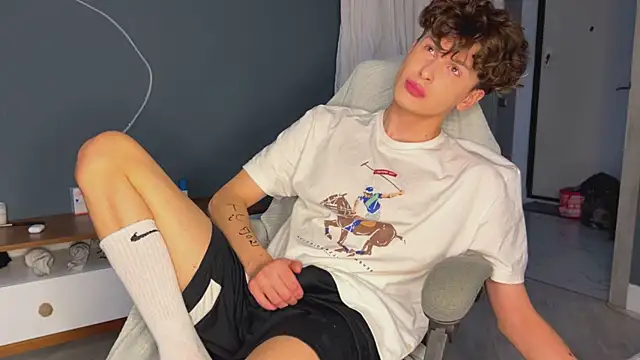 Snapshot of alyx_garden chatting on 12/26/24, 12:59 alyx garden online show from 12/26/24, 12:59