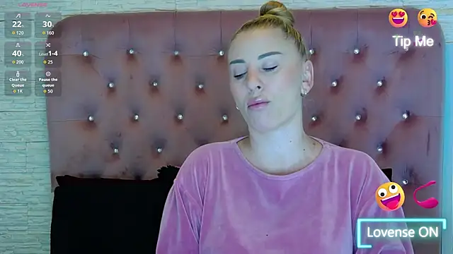 Snapshot of KikiSweet08 chatting on 11/20/25, 05:19 KikiSweet08 online show from 11/20/25, 05:19