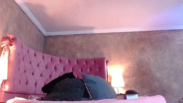 Snapshot of GabyPetit chatting on 02/25/25, 08:00 GabyPetit online show from 02/25/25, 08:00