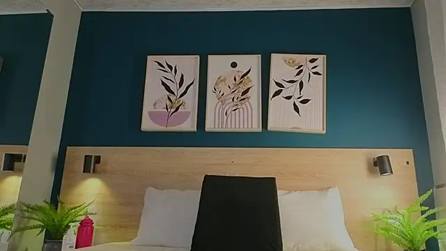 GabyPetit online show from 10/31/25, 07:54