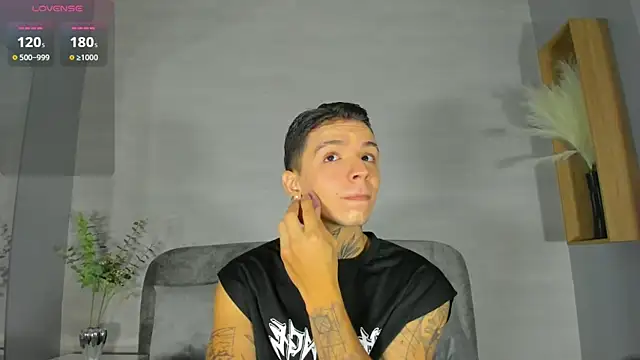 Snapshot of Ian_Castillo_ chatting on 07/17/26, 11:18 Ian Castillo online show from 07/17/26, 11:18
