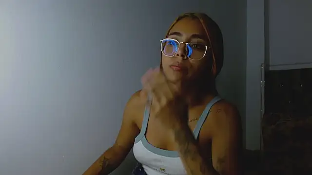 Snapshot of AntonellaAndNoah chatting on 02/27/25, 03:18 AntonellaAndNoah online show from 02/27/25, 03:18