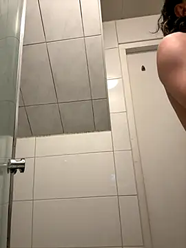 Snapshot of wolfwhite95 chatting on 10/22/25, 04:39 wolfwhite95 online show from 10/22/25, 04:39