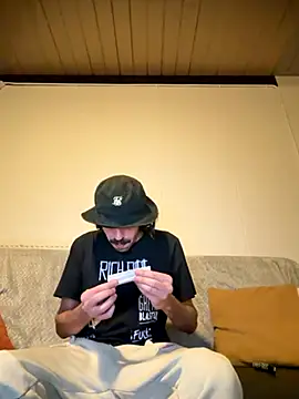 Snapshot of wolfwhite95 chatting on 11/07/25, 10:57 wolfwhite95 online show from 11/07/25, 10:57