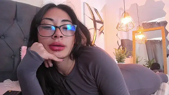 aprildreams19 online show from 03/10/25, 05:50