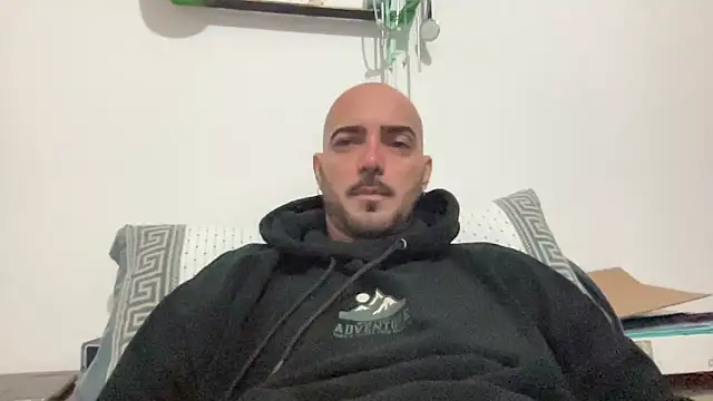 Snapshot of alessandromori91 chatting on 12/18/25, 10:24 alessandromori91 online show from 12/18/25, 10:24