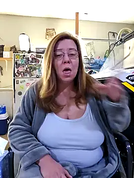 Snapshot of MsShelby40 chatting on 12/17/24, 03:38 MsShelby40 online show from 12/17/24, 03:38