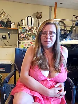 Snapshot of MsShelby40 chatting on 10/14/25, 10:20 MsShelby40 online show from 10/14/25, 10:20
