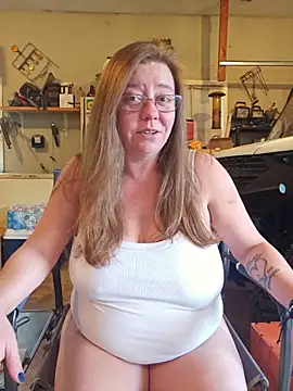 Snapshot of MsShelby40 chatting on 06/10/26, 10:33 MsShelby40 online show from 06/10/26, 10:33