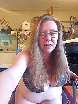 Snapshot of MsShelby40 chatting on 04/25/26, 10:40 MsShelby40 online show from 04/25/26, 10:40