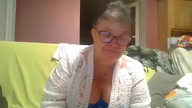 Snapshot of Vandeae44 chatting on 07/15/26, 08:27 Vandeae44 online show from 07/15/26, 08:27