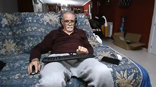 Snapshot of maduroguapo chatting on 02/01/25, 09:51 maduroguapo online show from 02/01/25, 09:51