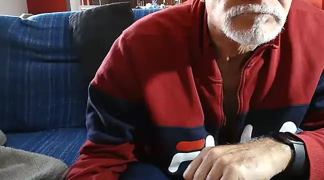 Snapshot of maduroguapo chatting on 02/25/25, 04:04 maduroguapo online show from 02/25/25, 04:04