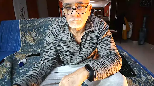 Snapshot of maduroguapo chatting on 03/18/25, 09:43 maduroguapo online show from 03/18/25, 09:43