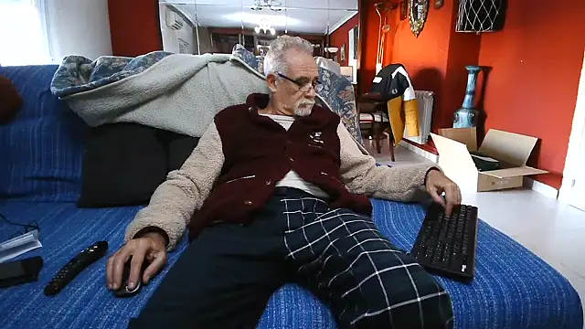 Snapshot of maduroguapo chatting on 01/31/25, 04:27 maduroguapo online show from 01/31/25, 04:27