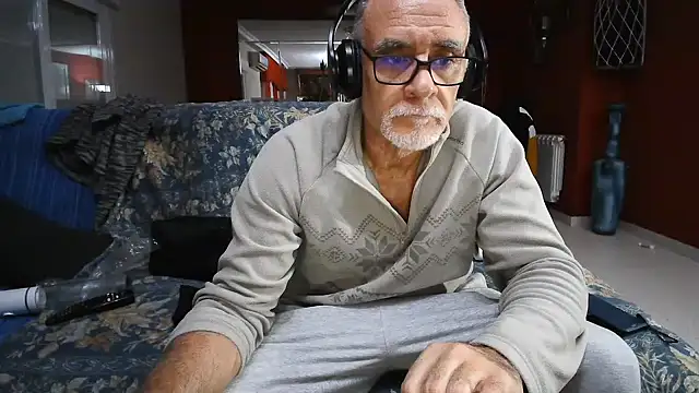 Snapshot of maduroguapo chatting on 02/15/25, 10:52 maduroguapo online show from 02/15/25, 10:52