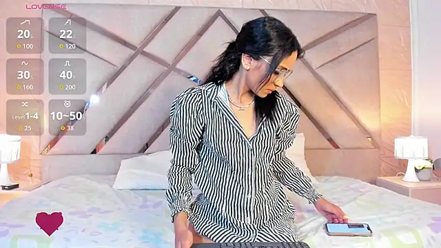 Snapshot of sophie_pariss chatting on 06/06/26, 02:17 sophie pariss online show from 06/06/26, 02:17