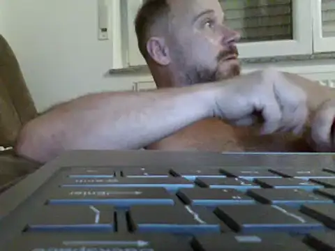 Snapshot of FROL83 chatting on 06/24/26, 08:39 FROL83 online show from 06/24/26, 08:39