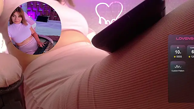 Snapshot of AlessiaDouce chatting on 11/21/25, 08:08 AlessiaDouce online show from 11/21/25, 08:08