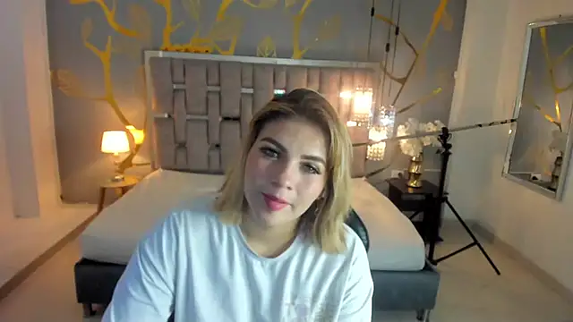 Snapshot of AlessiaDouce chatting on 11/08/25, 03:43 AlessiaDouce online show from 11/08/25, 03:43