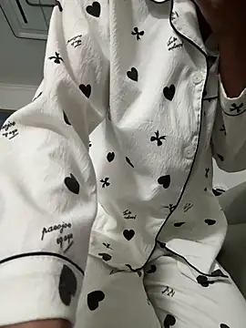 Snapshot of moneymaker_taipei chatting on 10/28/25, 11:25 moneymaker taipei online show from 10/28/25, 11:25