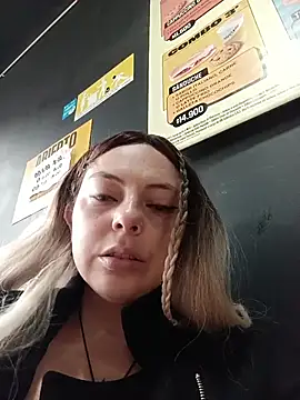 Snapshot of madelaine- chatting on 05/04/26, 06:55 madelaine- online show from 05/04/26, 06:55