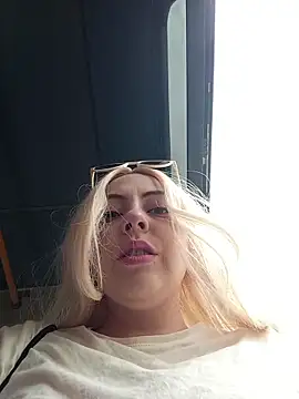 Snapshot of madelaine- chatting on 04/18/26, 01:57 madelaine- online show from 04/18/26, 01:57