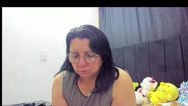 Evaaross 2345 online show from 12/17/25, 11:37