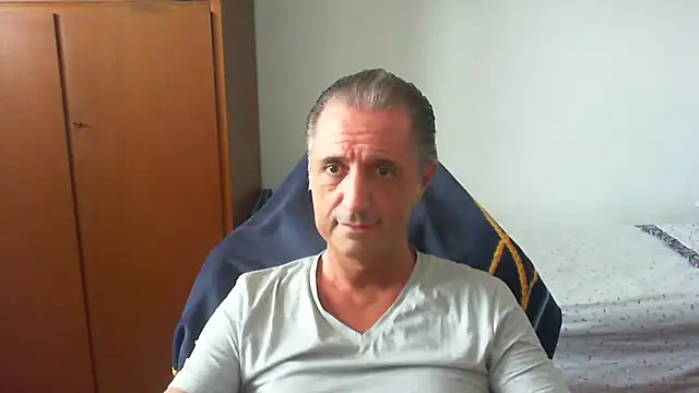 Snapshot of lliuk70mi chatting on 06/04/26, 11:37 lliuk70mi online show from 06/04/26, 11:37