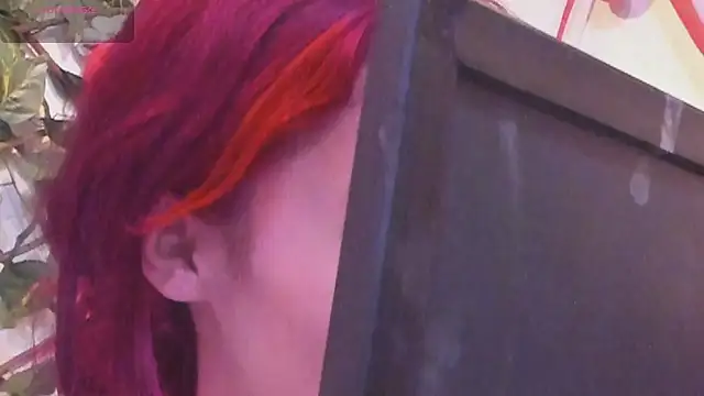 Snapshot of RedMeloddy chatting on 12/22/25, 08:42 RedMeloddy online show from 12/22/25, 08:42