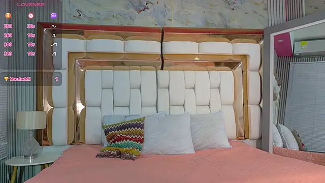 Snapshot of littleebonymommy chatting on 10/01/25, 02:49 littleebonymommy online show from 10/01/25, 02:49