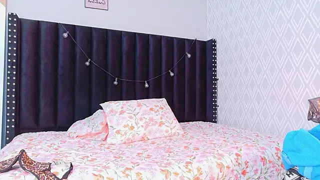 Snapshot of littleebonymommy chatting on 09/10/25, 08:19 littleebonymommy online show from 09/10/25, 08:19