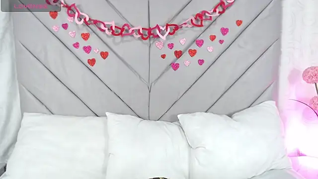 Snapshot of AnnaQueen_ chatting on 02/24/25, 04:15 AnnaQueen online show from 02/24/25, 04:15