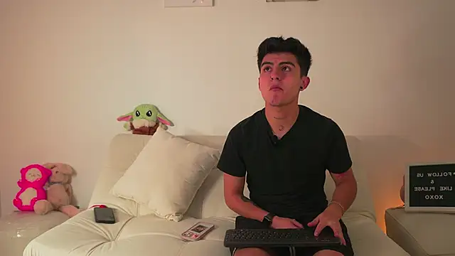 Snapshot of tommy_and_sophie chatting on 01/05/25, 03:11 tommy and sophie online show from 01/05/25, 03:11