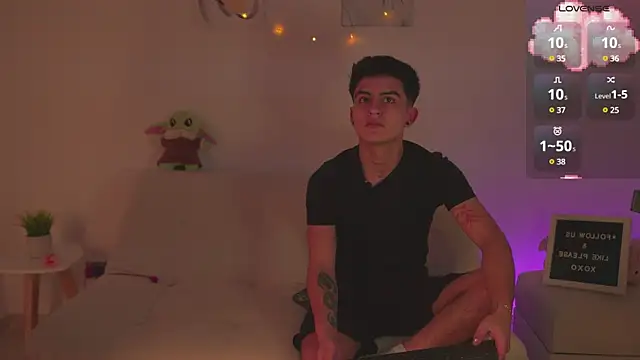 Snapshot of tommy_and_sophie chatting on 03/18/25, 02:51 tommy and sophie online show from 03/18/25, 02:51